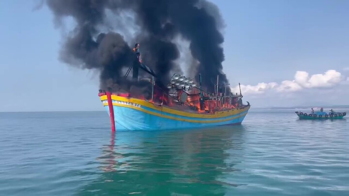 Ch&aacute;y t&agrave;u c&aacute; chở 21 người tr&ecirc;n biển L&acirc;m Đồng , kh&ocirc;ng c&oacute; thương vong - Ảnh 1.