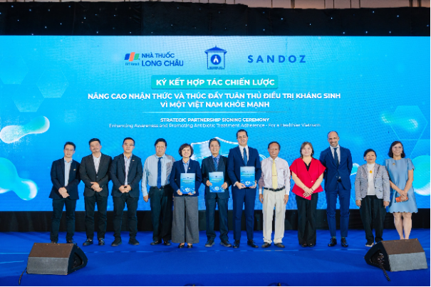 2.500 nh&agrave; thuốc Long Ch&acirc;u đồng h&agrave;nh Sandoz ph&aacute;t huy điểm chạm y tế đầu ti&ecirc;n n&acirc;ng cao nhận thức cộng đồng về tu&acirc;n thủ điều trị kh&aacute;ng sinh - Ảnh 1.
