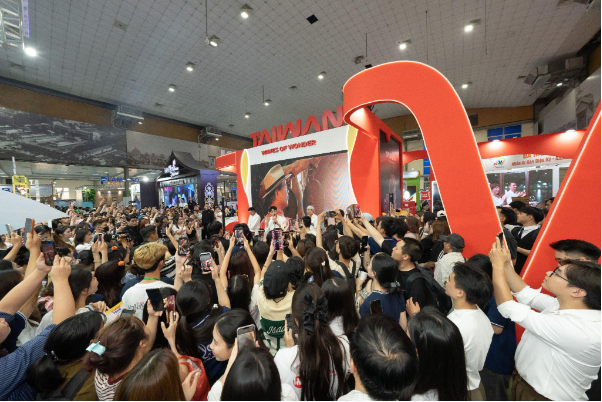 Isaac c&ugrave;ng kh&aacute;ch tham quan giải m&atilde; sức h&uacute;t Đ&agrave;i Loan: Điểm đến đầy cảm hứng tại VITM H&agrave; Nội 2026 - Ảnh 1.