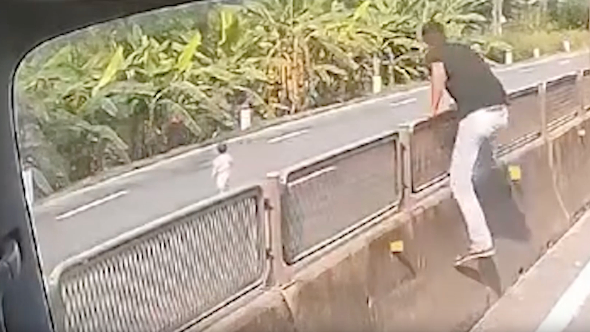 T&agrave;i xế dũng cảm cứu b&eacute; g&aacute;i giữa đường tại TP . HCM g&acirc;y x&ocirc;n xao Mạng x&atilde; hội - Ảnh 1.