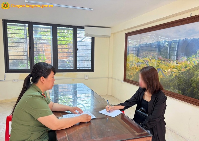 Kh&ocirc;ng gia hạn tạm tr&uacute; cho con trai , một phụ nữ ở Lạng Sơn bị phạt 22 , 5 triệu đồng - Ảnh 1.