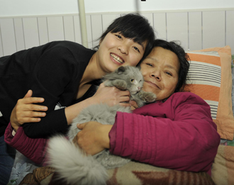 C&ocirc; b&eacute; 5 tuổi bị đem cho, 8 tuổi trở th&agrave;nh trụ cột gia đ&igrave;nh, hằng ng&agrave;y c&otilde;ng mẹ nu&ocirc;i bại liệt l&ecirc;n giảng đường giờ ra sao? - Ảnh 4.