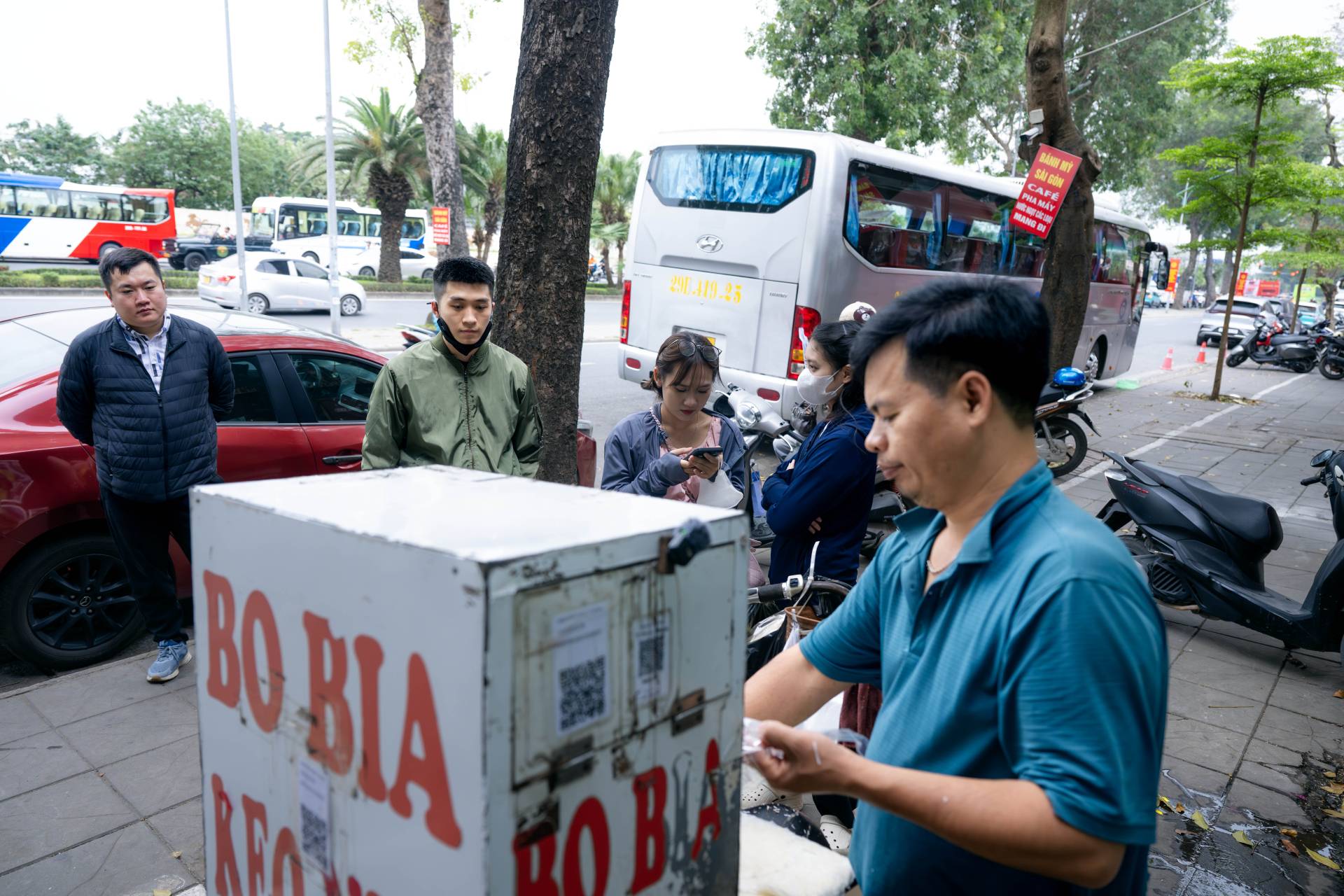 Anh b&aacute;n b&ograve; b&iacute;a b&iacute; ẩn nhất H&agrave; Nội v&agrave; &aacute;nh mắt đảo như lạc rang bất ngờ tiết lộ - Ảnh 2.