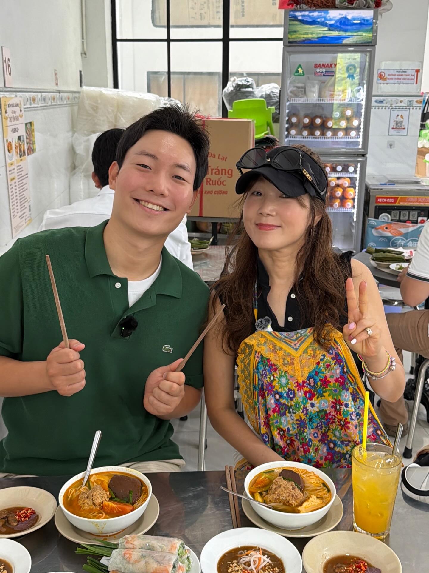 Kh&aacute;ch H&agrave;n thưởng thức sứa đỏ mắm t&ocirc;m v&agrave; chả rươi tại Việt Nam năm 2026 - Ảnh 1.