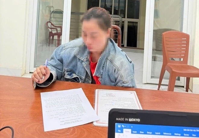 Bạo h&agrave;nh trẻ em: Mẹ b&oacute;p chặt miệng con 8 th&aacute;ng tuổi để tr&ecirc;u chồng hờ - Ảnh 2.