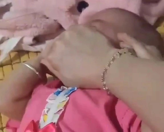 Bạo h&agrave;nh trẻ em: Mẹ b&oacute;p chặt miệng con 8 th&aacute;ng tuổi để tr&ecirc;u chồng hờ - Ảnh 1.