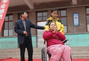 C&ocirc; b&eacute; 5 tuổi bị đem cho, 8 tuổi trở th&agrave;nh trụ cột gia đ&igrave;nh, hằng ng&agrave;y c&otilde;ng mẹ nu&ocirc;i bại liệt l&ecirc;n giảng đường giờ ra sao? - Ảnh 5.