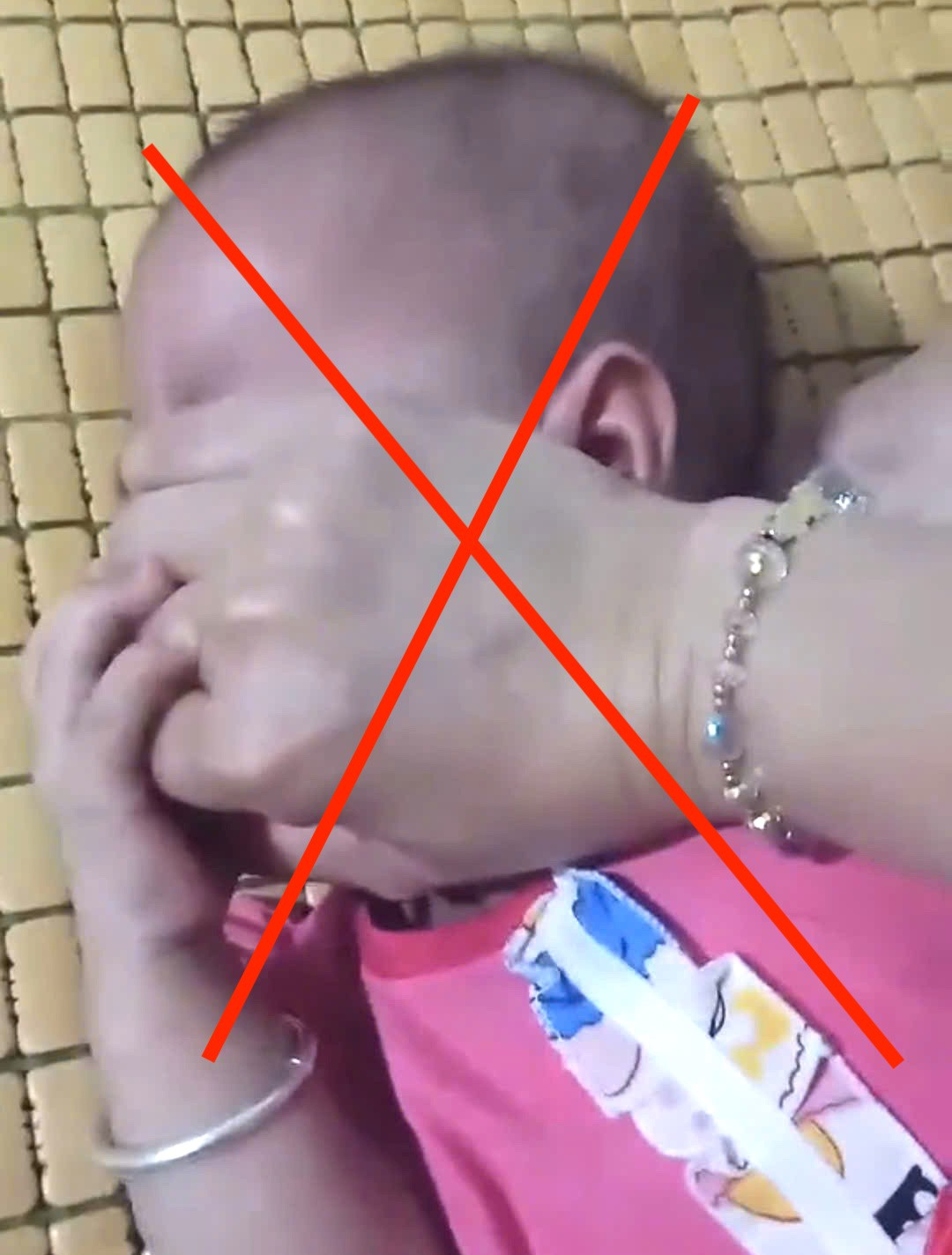 Người mẹ b&oacute;p miệng , mũi con 8 th&aacute;ng tuổi g&acirc;y phẫn nộ cộng đồng mạng - Ảnh 1.