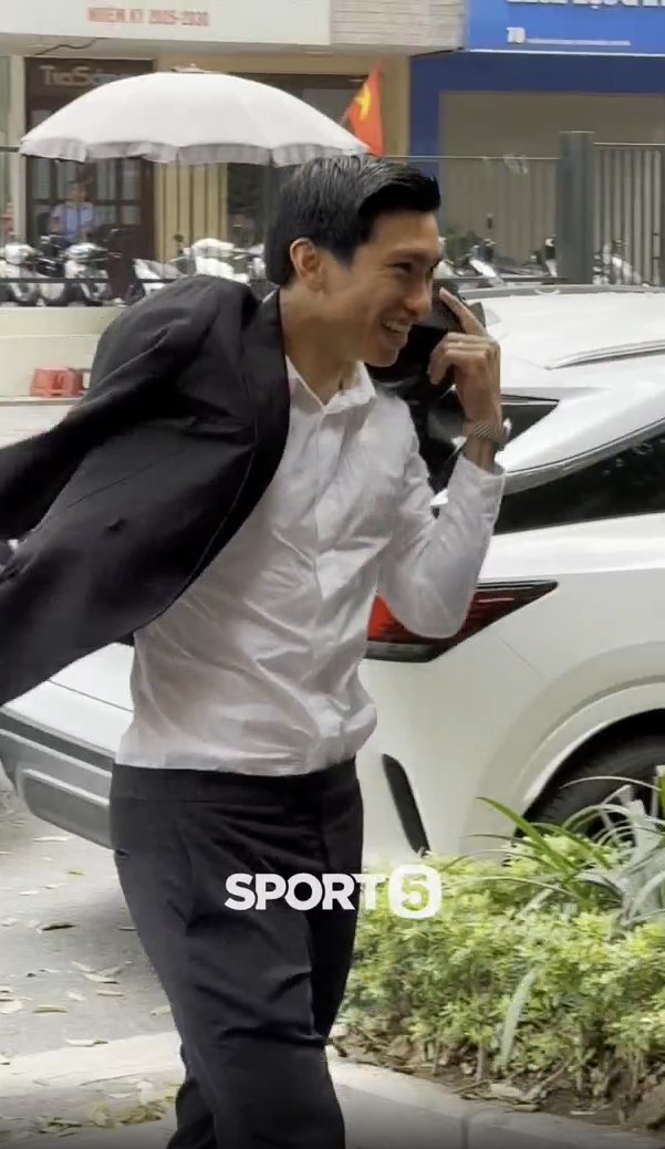 Porsche sang, vợ đẹp và dấu hỏi về chiếc bàn là và thắt lưng của Đoàn Văn Hậu - Ảnh 2.