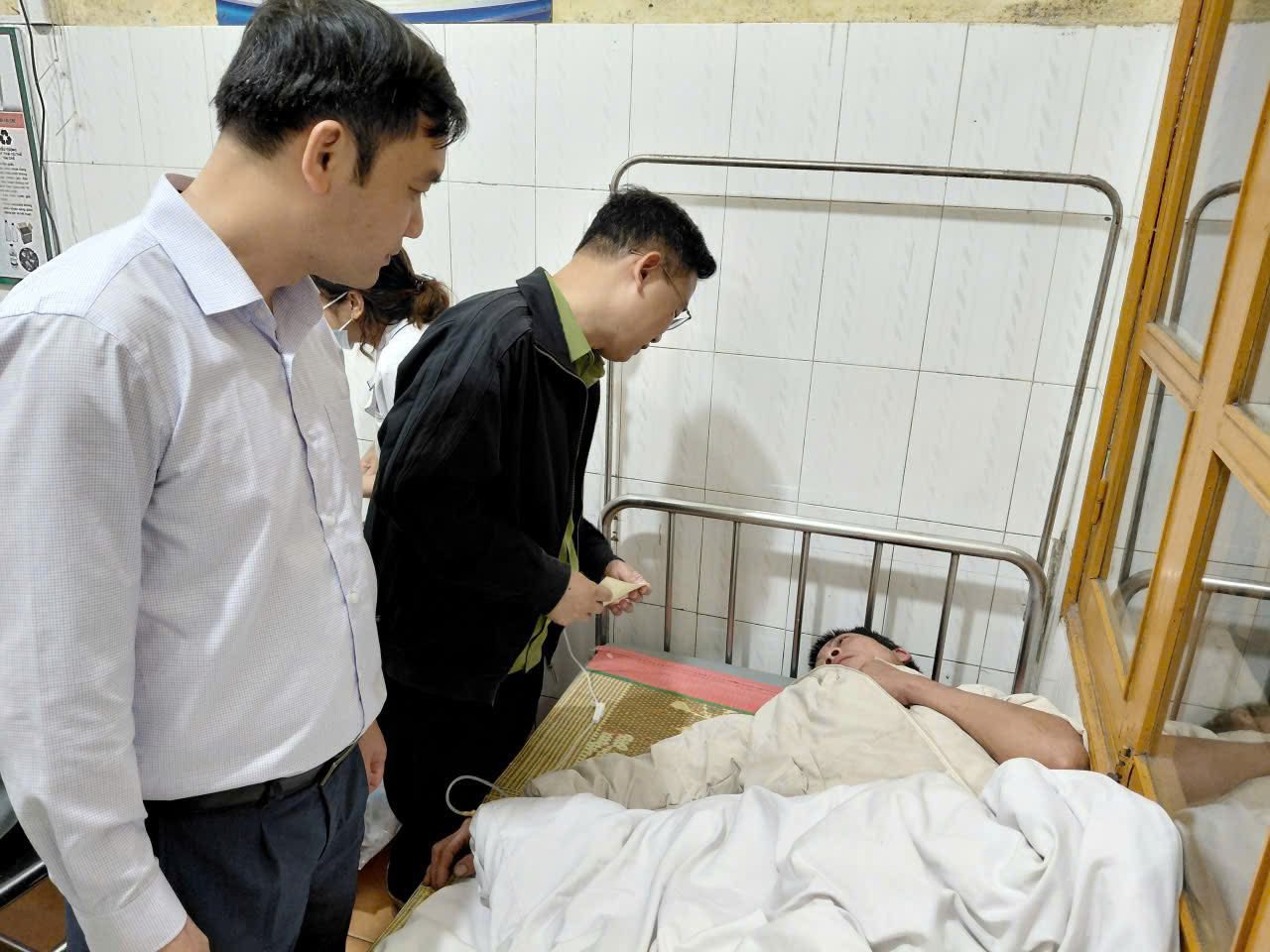 VIDEO: Đang nằm ngủ, hứng mưa đ&aacute; bằng nắm tay, 4 c&ocirc;ng nh&acirc;n bị thương - Ảnh 1.