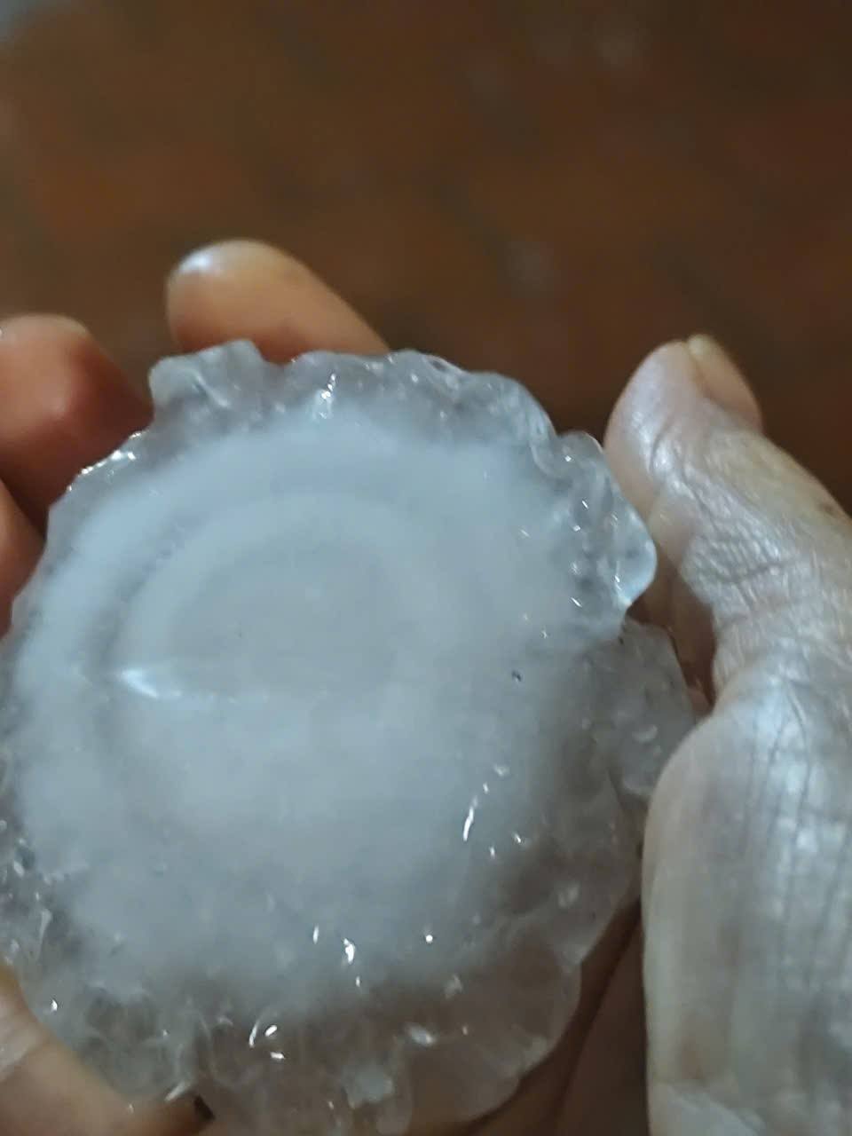 VIDEO: Đang nằm ngủ, hứng mưa đ&aacute; bằng nắm tay, 4 c&ocirc;ng nh&acirc;n bị thương - Ảnh 5.