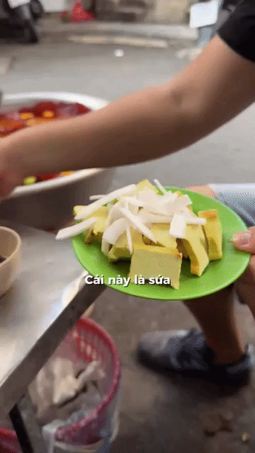 Kh&aacute;ch H&agrave;n thưởng thức sứa đỏ mắm t&ocirc;m v&agrave; chả rươi tại Việt Nam năm 2026 - Ảnh 3.