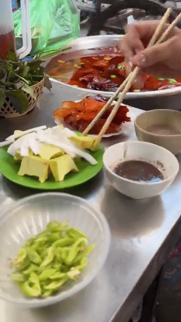 Kh&aacute;ch H&agrave;n thưởng thức sứa đỏ mắm t&ocirc;m v&agrave; chả rươi tại Việt Nam năm 2026 - Ảnh 4.