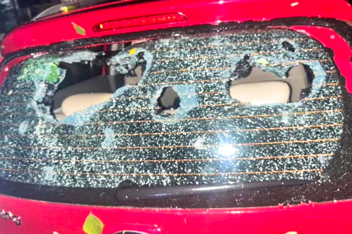 Mưa đ&aacute; L&agrave;o Cai g&acirc;y sập nh&agrave; s&agrave;n , 4 người bị thương trong đ&ecirc;m 16 / 4 - Ảnh 2.