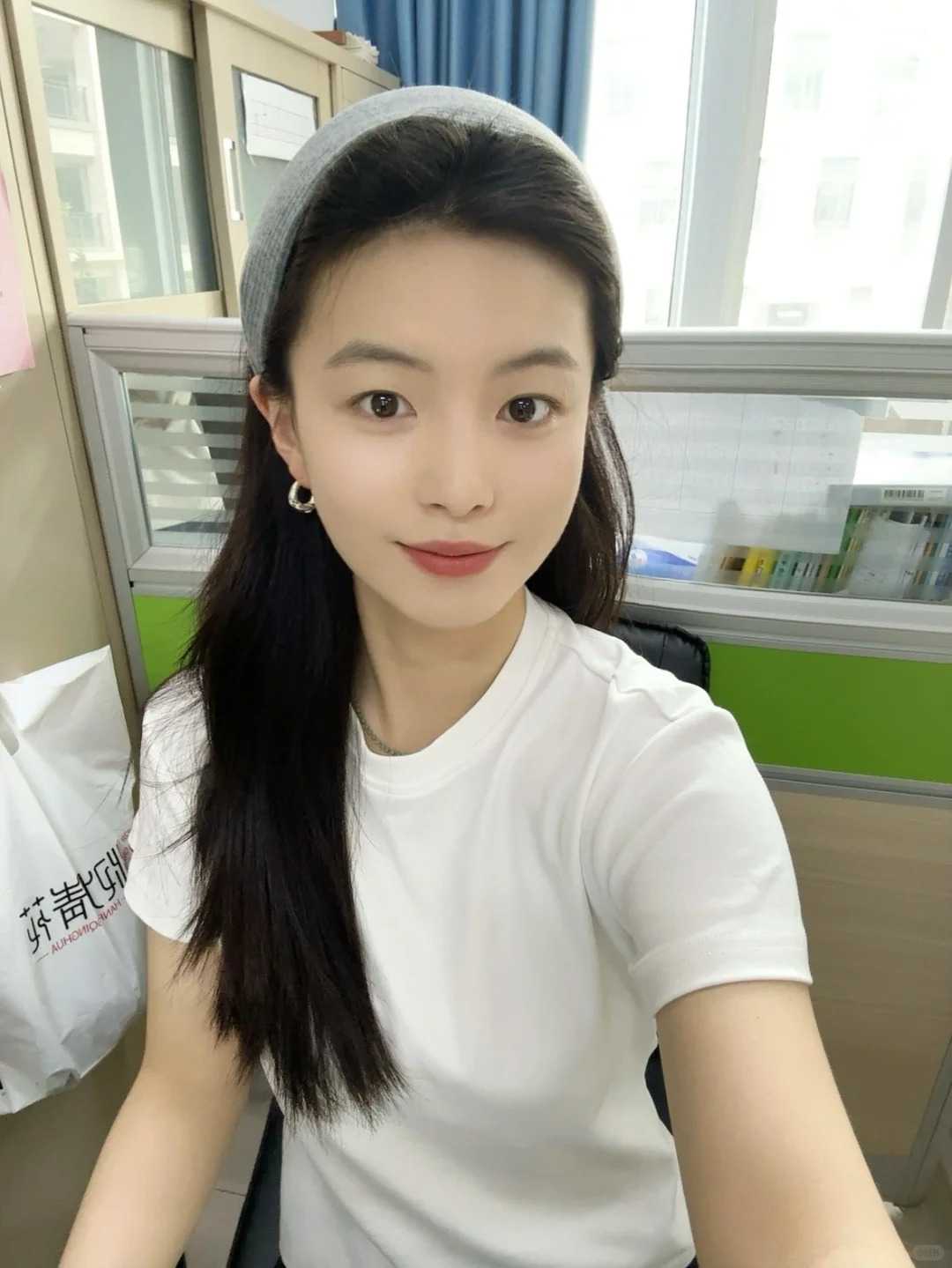 8 giờ ở c&ocirc;ng sở, chăm da kiểu n&agrave;y để lu&ocirc;n tươi tắn, kh&ocirc;ng lo xuống sắc giữa ng&agrave;y - Ảnh 2.