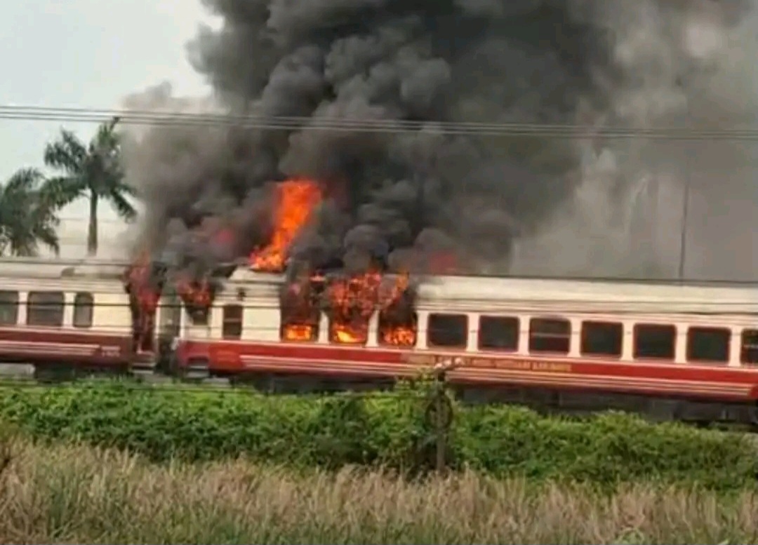 T&agrave;u hỏa chở kh&aacute;ch H&agrave; Nội - Hải Ph&ograve;ng bốc ch&aacute;y dữ dội , h&agrave;nh kh&aacute;ch an to&agrave;n - Ảnh 2.