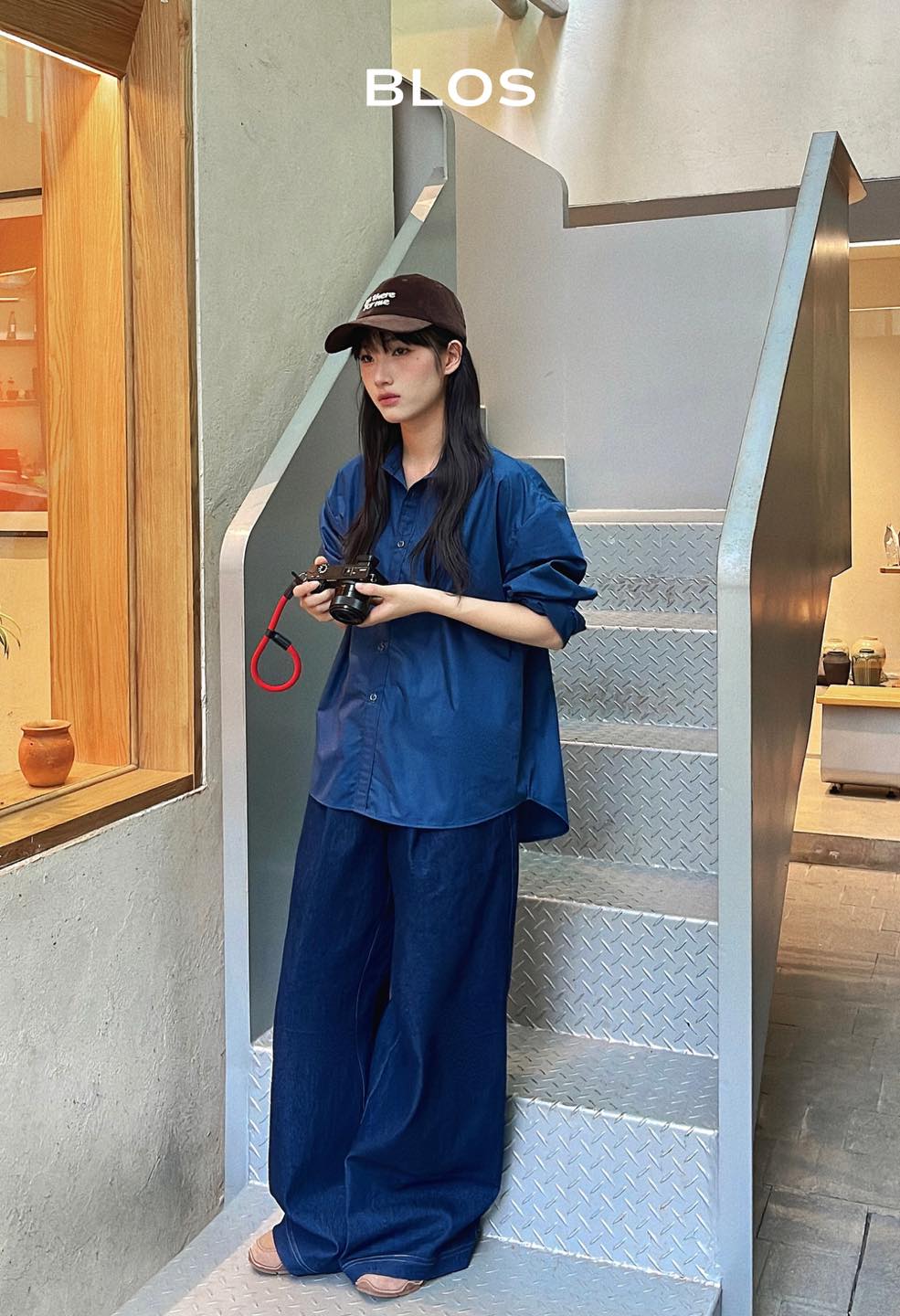 Kh&ocirc;ng cần cố: Chỉ sơ mi xanh v&agrave; quần ống rộng cũng đủ tạo thần th&aacute;i ri&ecirc;ng - Ảnh 7.