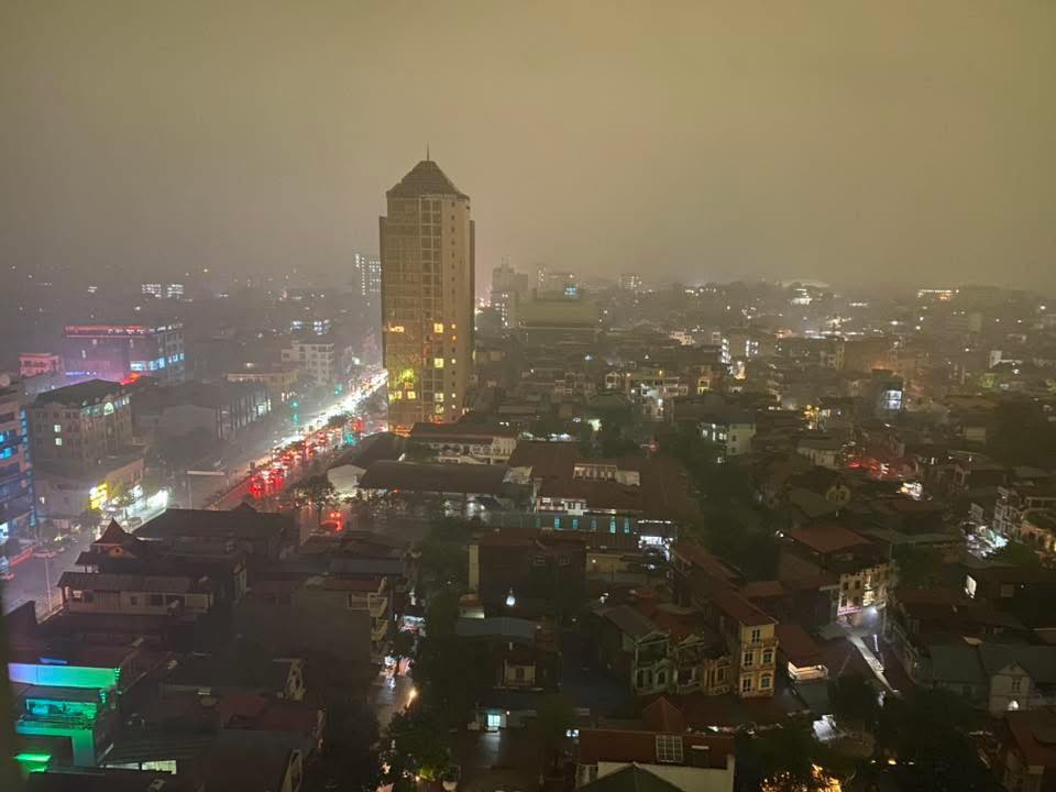 Cảnh tượng kỳ lạ 7h s&aacute;ng ở Th&aacute;i Nguy&ecirc;n: Trời vẫn tối đen như mực - Ảnh 5.