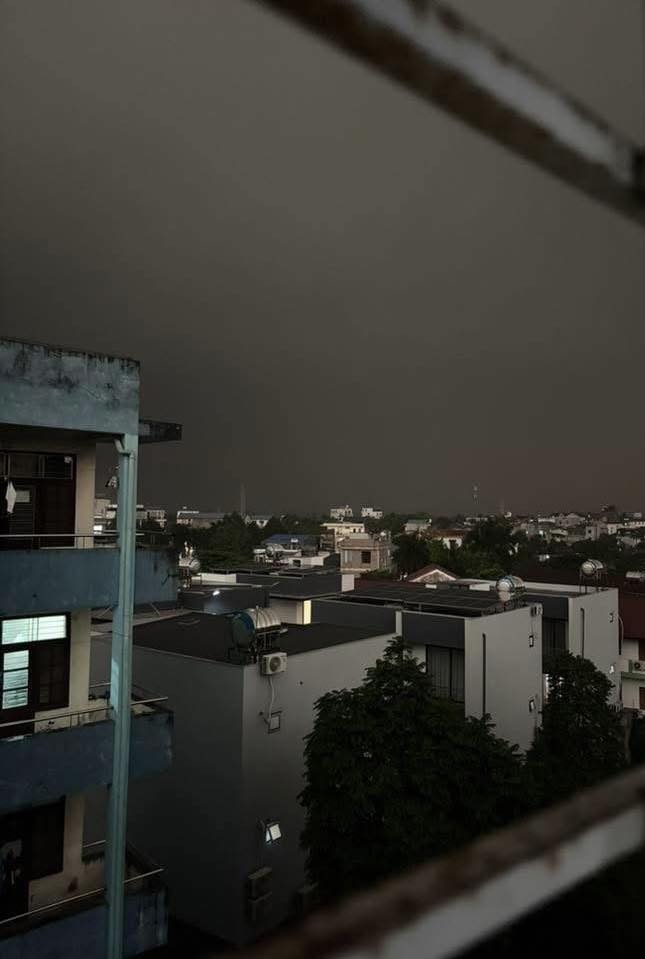 Cảnh tượng kỳ lạ 7h s&aacute;ng ở Th&aacute;i Nguy&ecirc;n: Trời vẫn tối đen như mực - Ảnh 4.