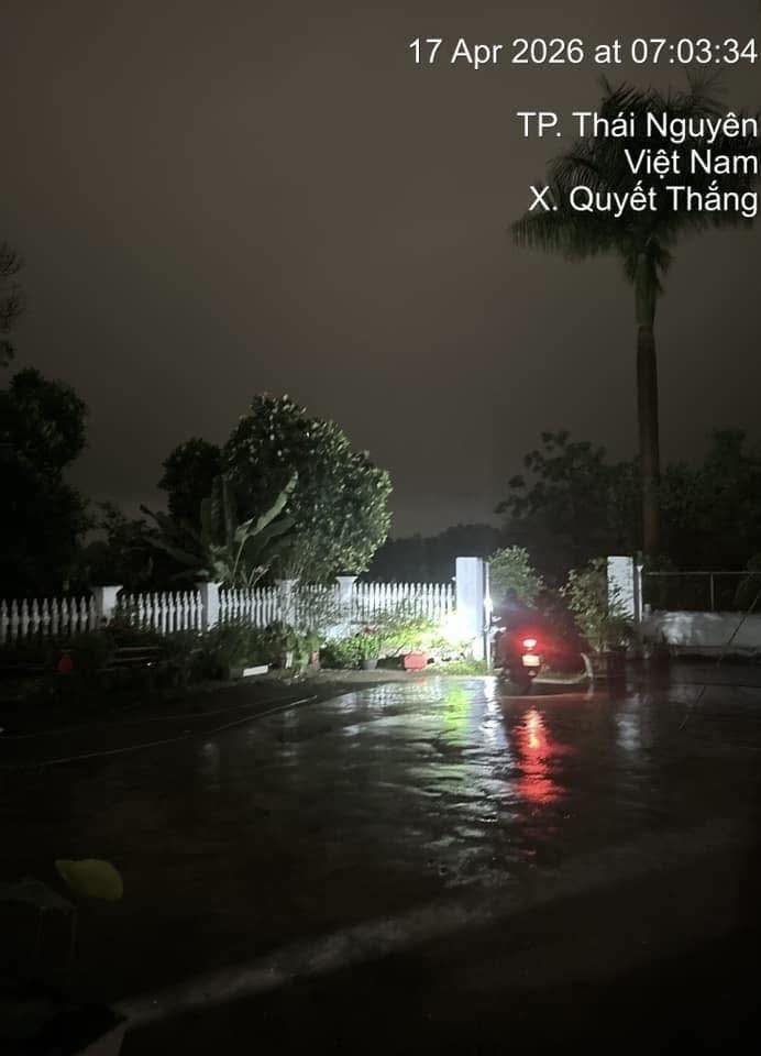 Cảnh tượng kỳ lạ 7h s&aacute;ng ở Th&aacute;i Nguy&ecirc;n: Trời vẫn tối đen như mực - Ảnh 3.