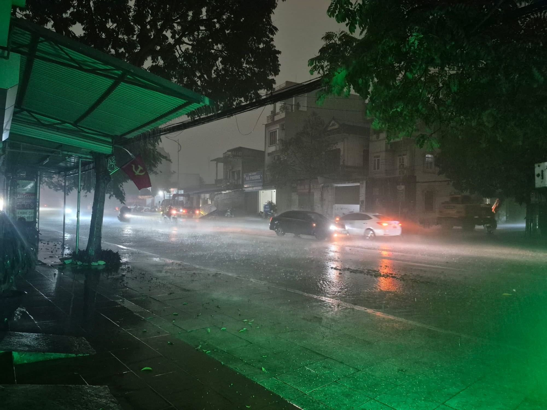 Cảnh tượng kỳ lạ 7h s&aacute;ng ở Th&aacute;i Nguy&ecirc;n: Trời vẫn tối đen như mực - Ảnh 2.