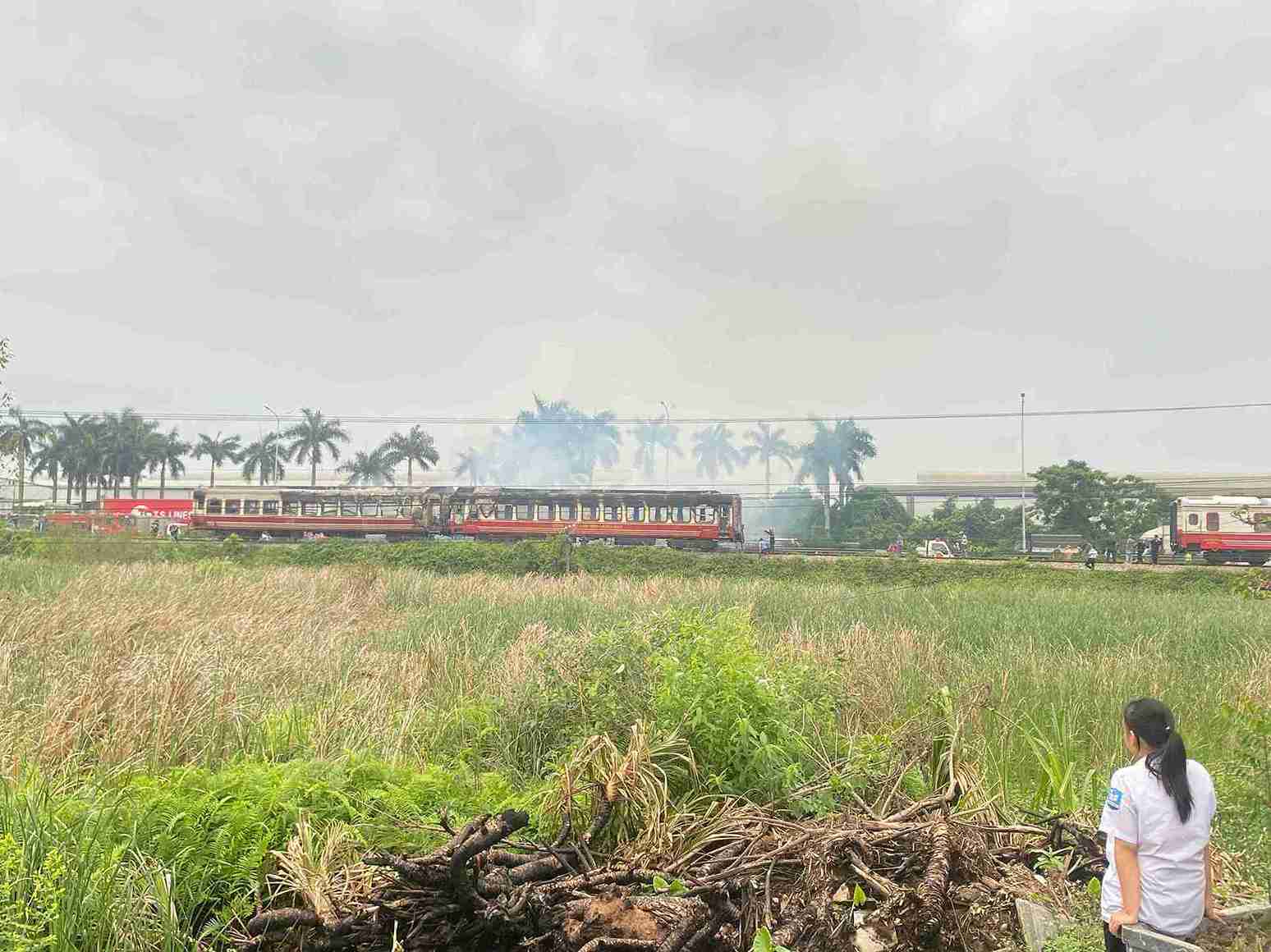 T&agrave;u hỏa chở kh&aacute;ch H&agrave; Nội - Hải Ph&ograve;ng bốc ch&aacute;y dữ dội , h&agrave;nh kh&aacute;ch an to&agrave;n - Ảnh 3.