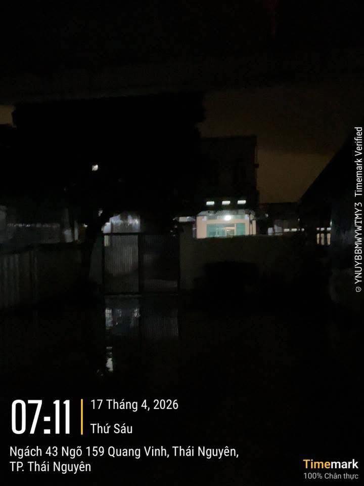 Cảnh tượng kỳ lạ 7h s&aacute;ng ở Th&aacute;i Nguy&ecirc;n: Trời vẫn tối đen như mực - Ảnh 1.