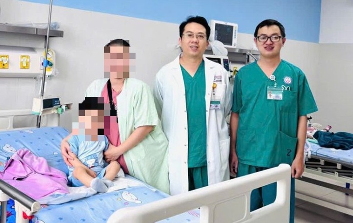 B&eacute; 2 tuổi nguy kịch v&igrave; nuốt nhầm h&oacute;a chất đồng sunfat từ đồ học - Ảnh 1.