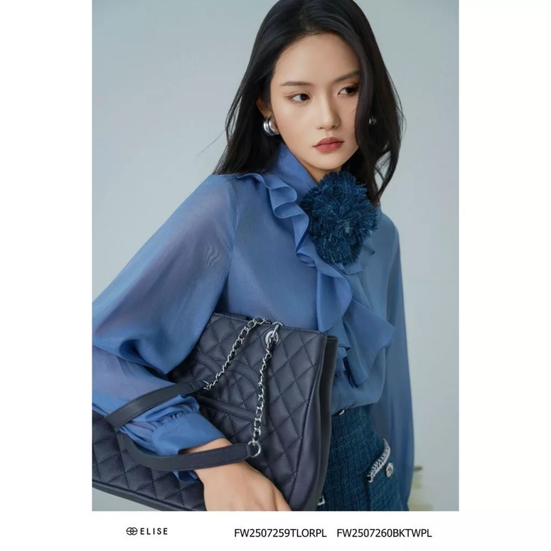 Kh&ocirc;ng cần cố: Chỉ sơ mi xanh v&agrave; quần ống rộng cũng đủ tạo thần th&aacute;i ri&ecirc;ng - Ảnh 11.