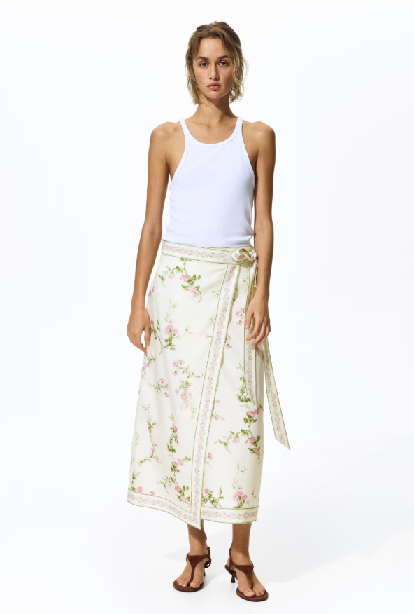 8 c&aacute;ch phối ch&acirc;n v&aacute;y hoa nh&iacute; gi&uacute;p n&agrave;ng mặc đẹp từ c&ocirc;ng sở đến đi biển - Ảnh 9.