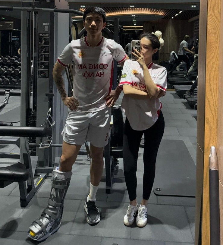 Do&atilde;n Hải My khoe eo thon sau sinh: Mẹ v&agrave; b&eacute; c&ugrave;ng tập gym tại biệt thự bạc tỷ - Ảnh 4.