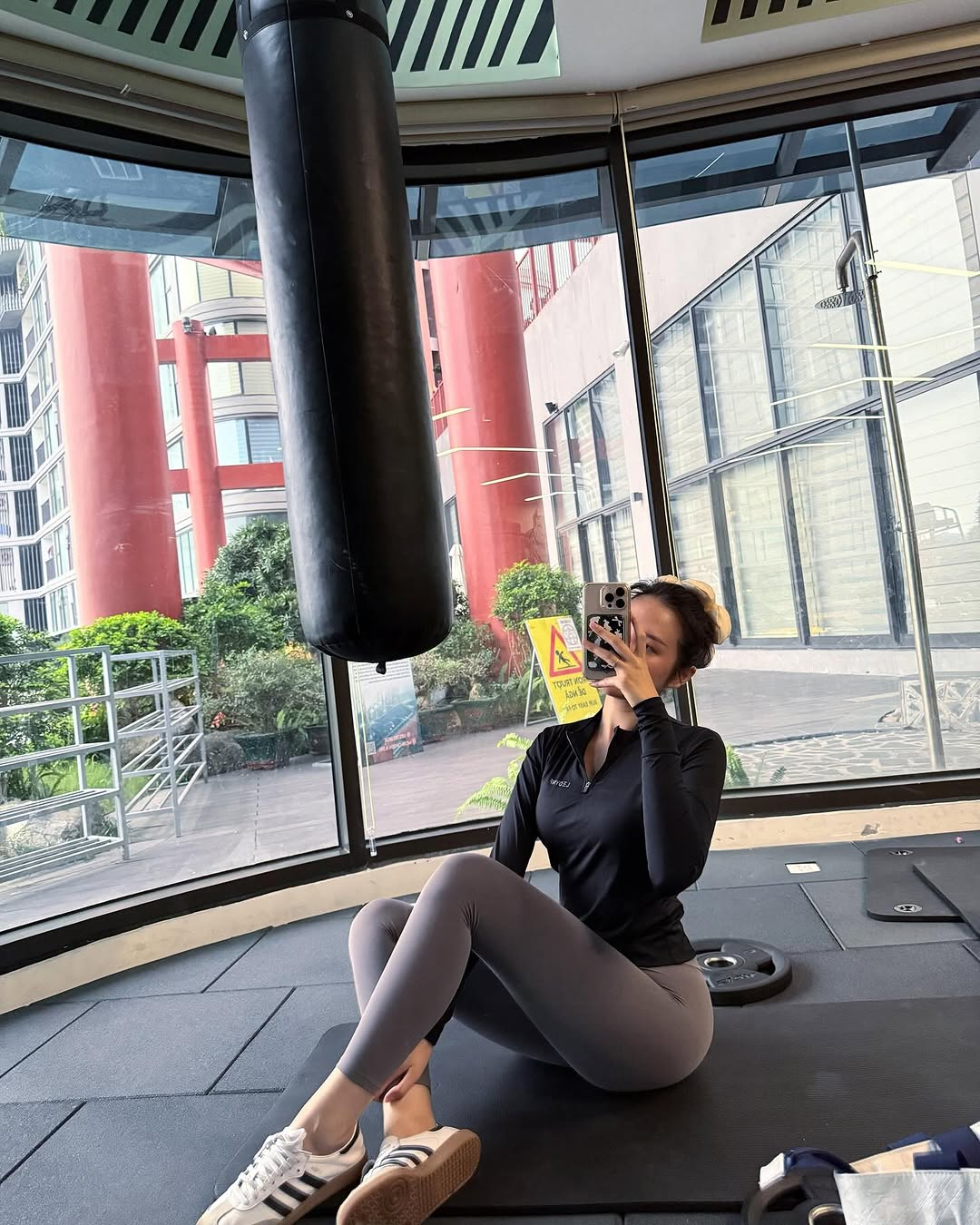 Do&atilde;n Hải My khoe eo thon sau sinh: Mẹ v&agrave; b&eacute; c&ugrave;ng tập gym tại biệt thự bạc tỷ - Ảnh 6.