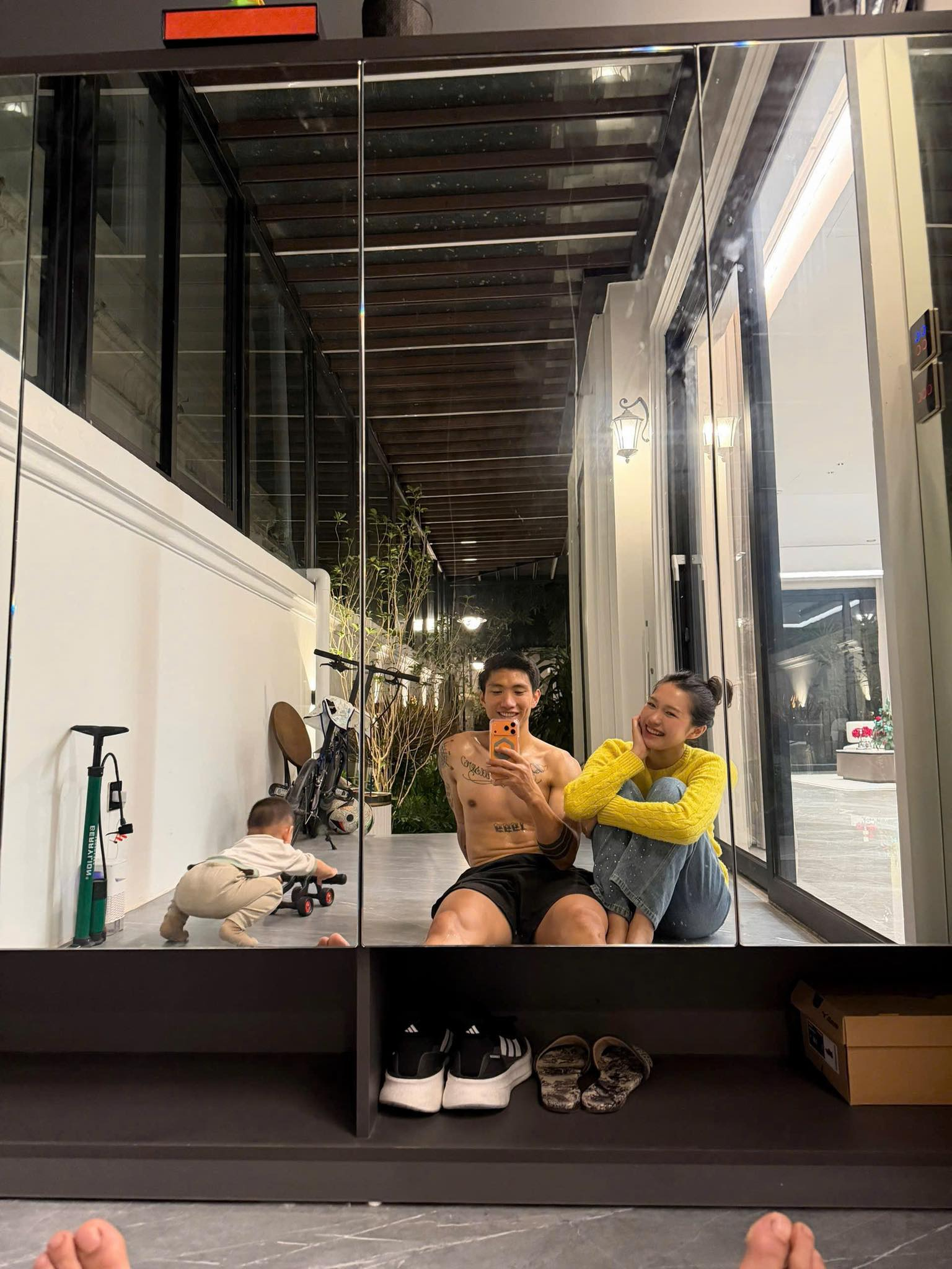 Do&atilde;n Hải My khoe eo thon sau sinh: Mẹ v&agrave; b&eacute; c&ugrave;ng tập gym tại biệt thự bạc tỷ - Ảnh 2.