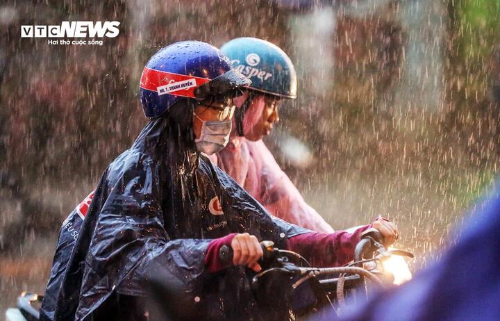 Kh&ocirc;ng kh&iacute; lạnh Bắc Bộ 2026 g&acirc;y d&ocirc;ng lốc v&agrave; mưa đ&aacute; , người d&acirc;n cần cảnh gi&aacute;c - Ảnh 1.