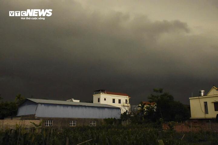 Mưa d&ocirc;ng miền Bắc 2026 g&acirc;y thiệt hại , cảnh b&aacute;o lốc v&agrave; s&eacute;t nguy hiểm - Ảnh 1.