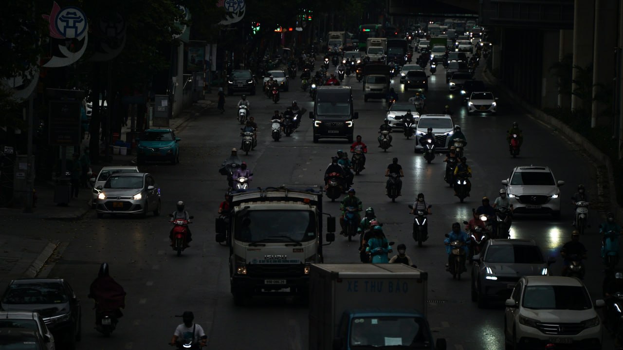 Thời tiết H&agrave; Nội bất thường l&uacute;c 9h s&aacute;ng: Bầu trời u &aacute;m v&agrave; mưa nhỏ - Ảnh 1.