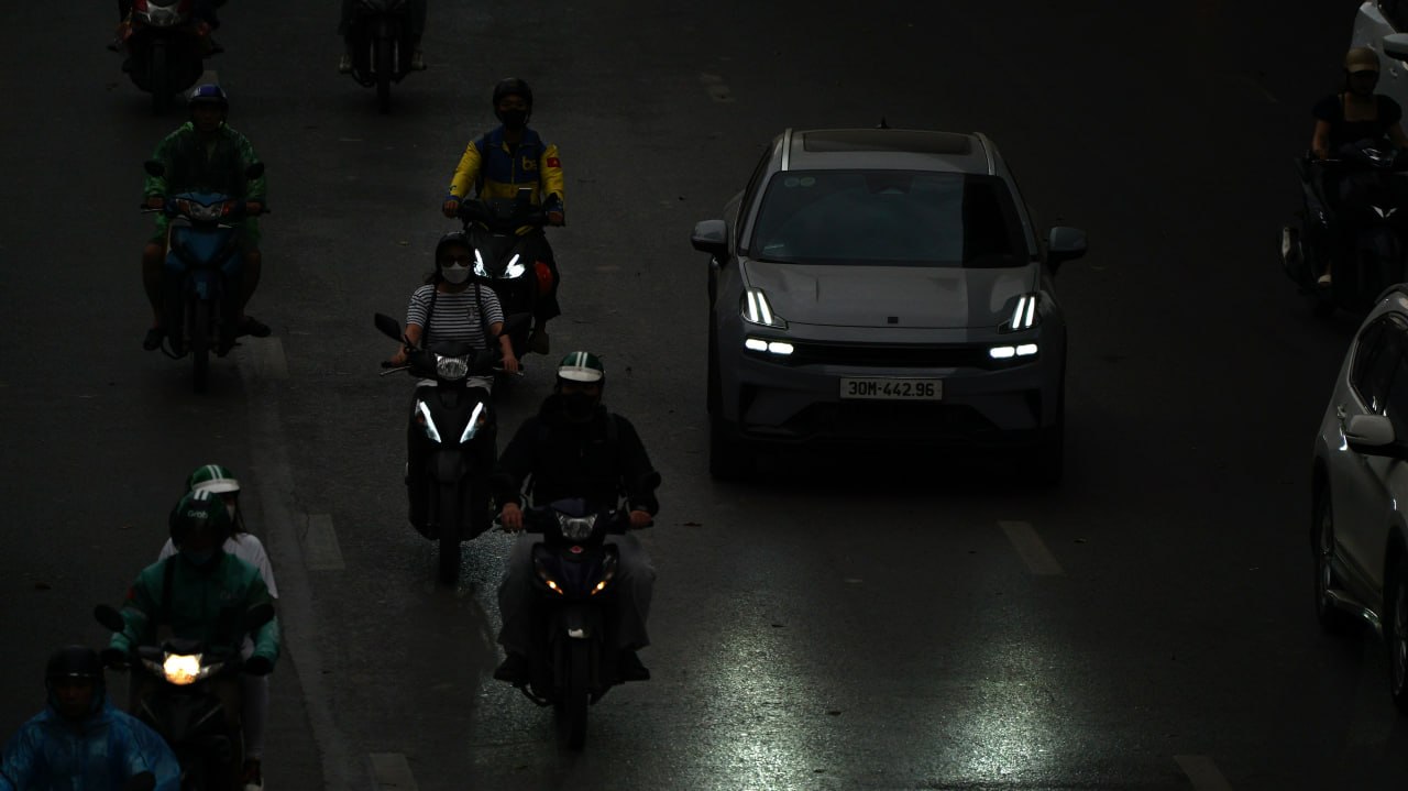 Thời tiết H&agrave; Nội bất thường l&uacute;c 9h s&aacute;ng: Bầu trời u &aacute;m v&agrave; mưa nhỏ - Ảnh 2.