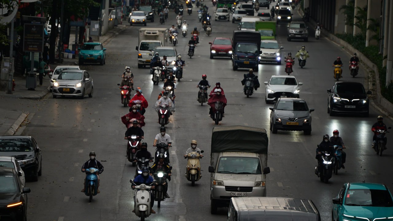 Thời tiết H&agrave; Nội bất thường l&uacute;c 9h s&aacute;ng: Bầu trời u &aacute;m v&agrave; mưa nhỏ - Ảnh 3.