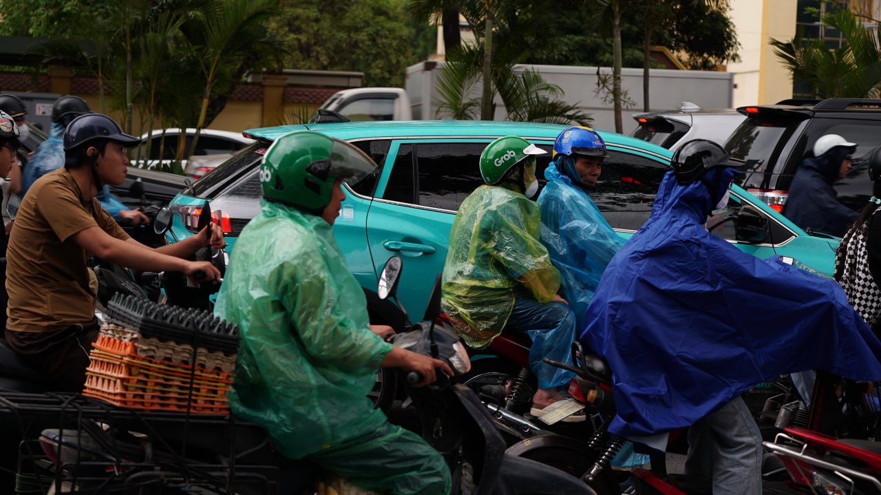 Thời tiết H&agrave; Nội bất thường l&uacute;c 9h s&aacute;ng: Bầu trời u &aacute;m v&agrave; mưa nhỏ - Ảnh 7.