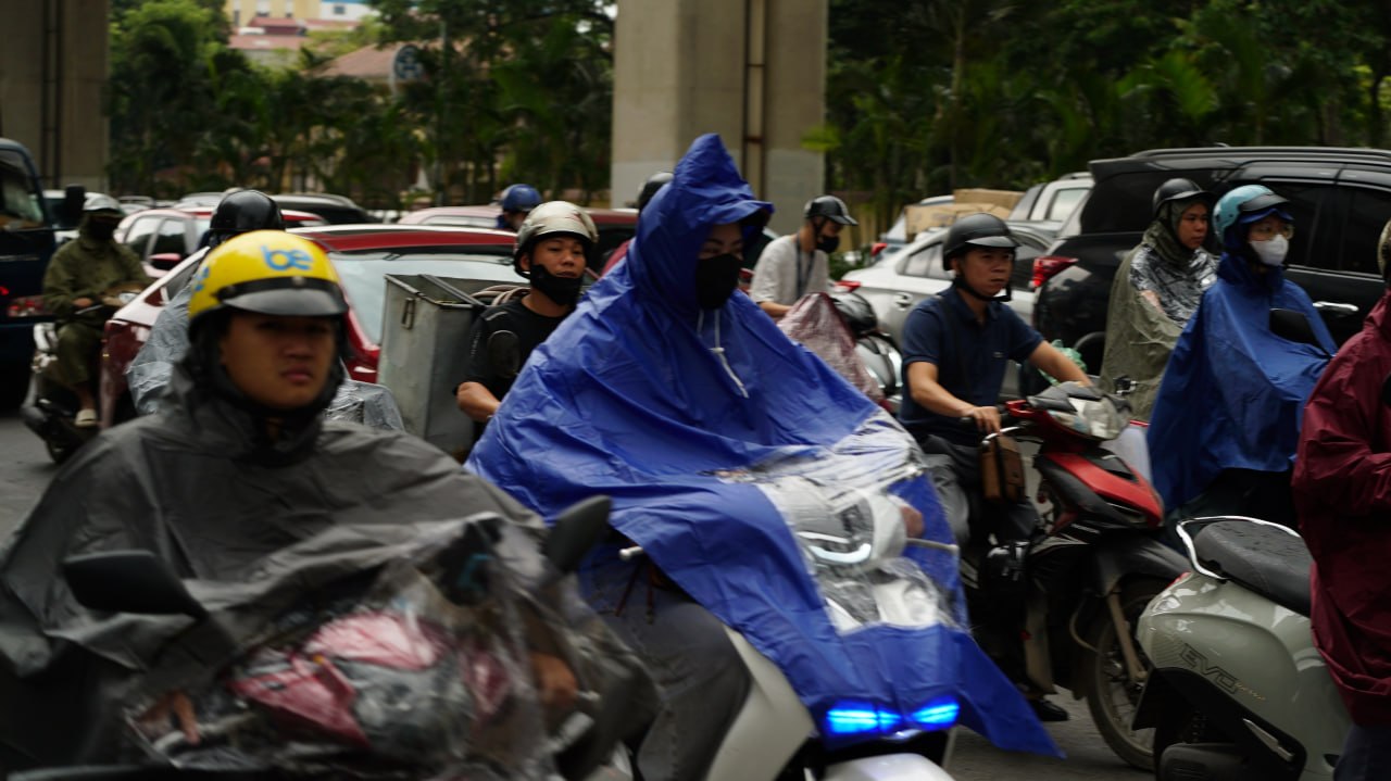 Thời tiết H&agrave; Nội bất thường l&uacute;c 9h s&aacute;ng: Bầu trời u &aacute;m v&agrave; mưa nhỏ - Ảnh 6.