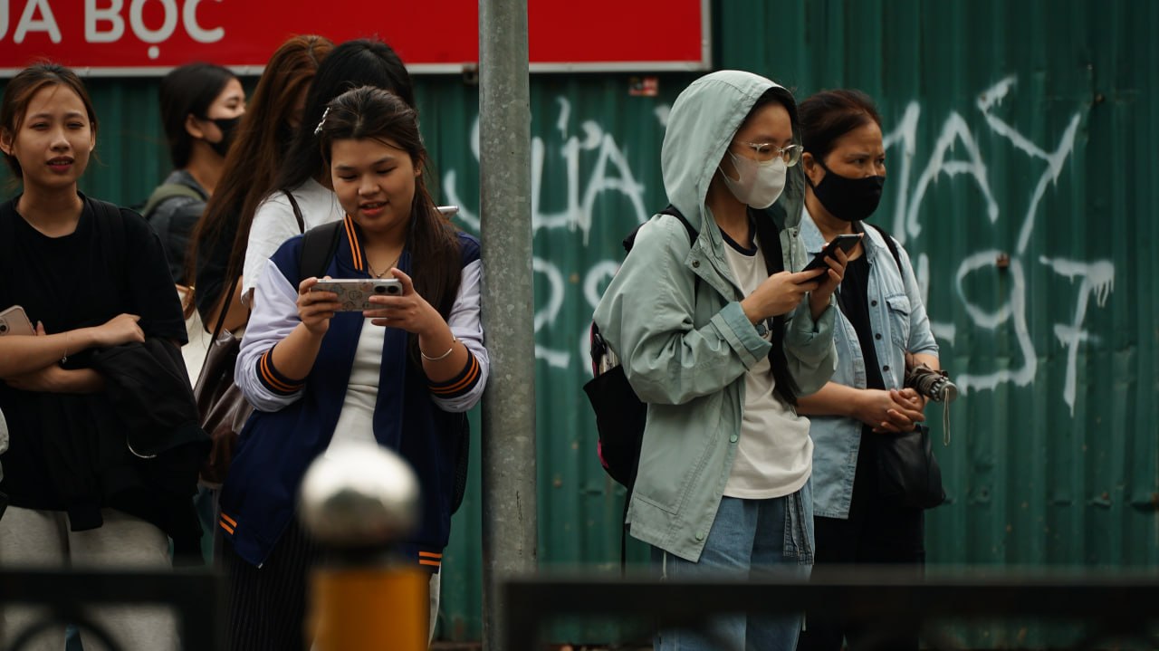 Thời tiết H&agrave; Nội bất thường l&uacute;c 9h s&aacute;ng: Bầu trời u &aacute;m v&agrave; mưa nhỏ - Ảnh 5.