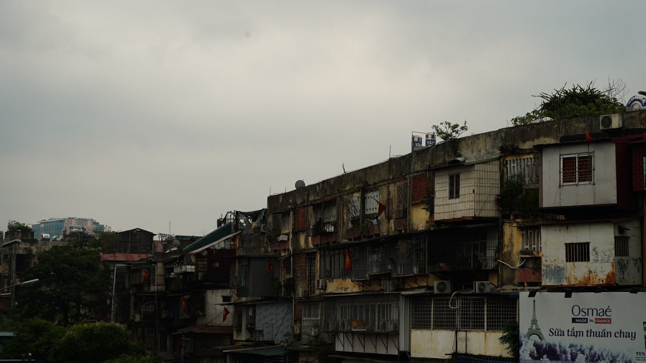 Thời tiết H&agrave; Nội bất thường l&uacute;c 9h s&aacute;ng: Bầu trời u &aacute;m v&agrave; mưa nhỏ - Ảnh 9.