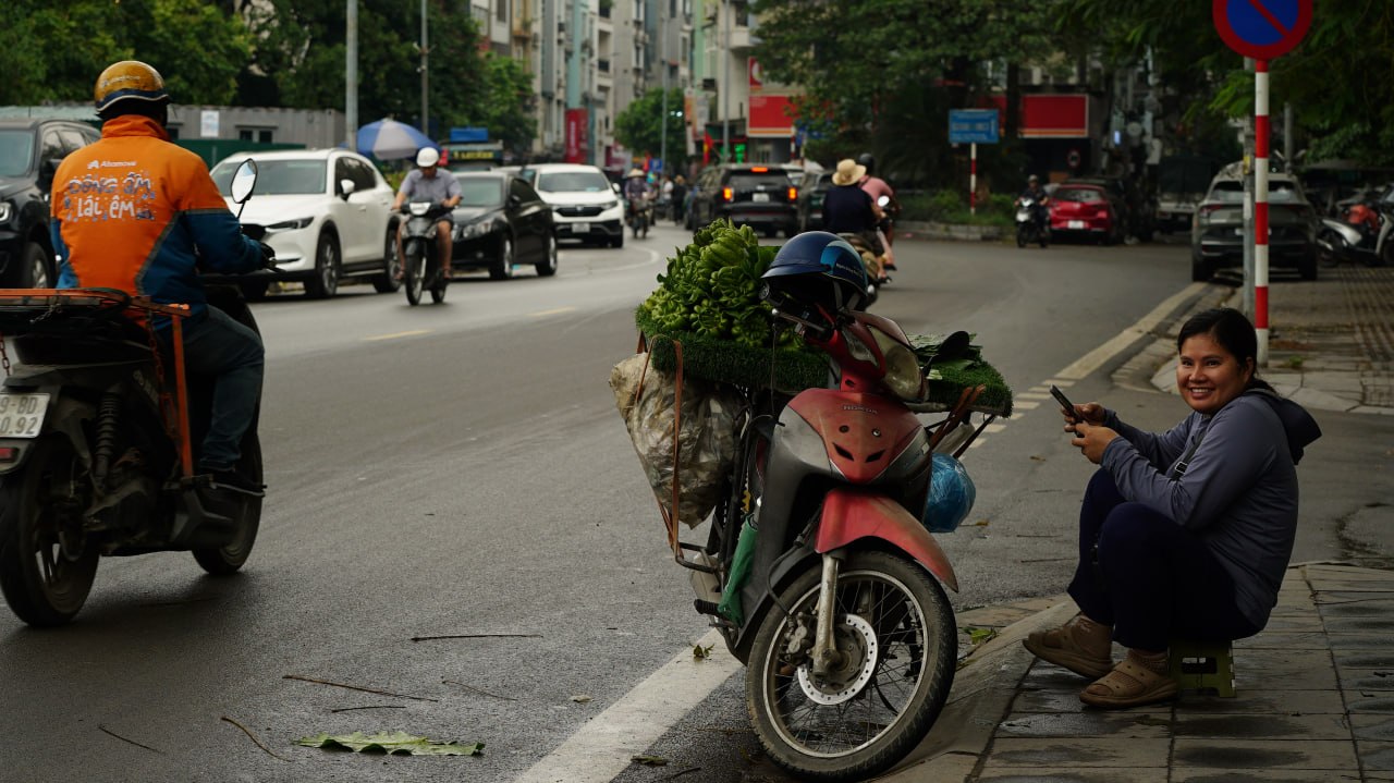 Thời tiết H&agrave; Nội bất thường l&uacute;c 9h s&aacute;ng: Bầu trời u &aacute;m v&agrave; mưa nhỏ - Ảnh 8.