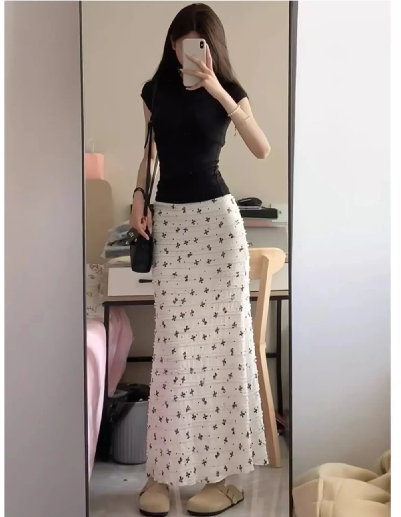 8 c&aacute;ch phối ch&acirc;n v&aacute;y hoa nh&iacute; gi&uacute;p n&agrave;ng mặc đẹp từ c&ocirc;ng sở đến đi biển - Ảnh 8.