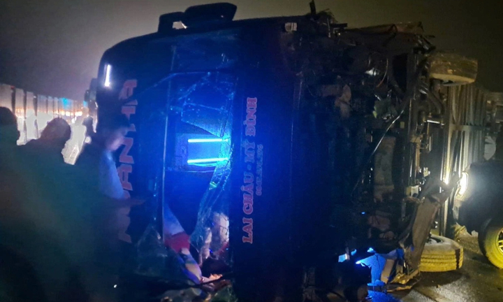 Lật xe kh&aacute;ch tr&ecirc;n cao tốc Nội B&agrave;i - L&agrave;o Cai , nhiều người bị thương trong tai nạn - Ảnh 1.