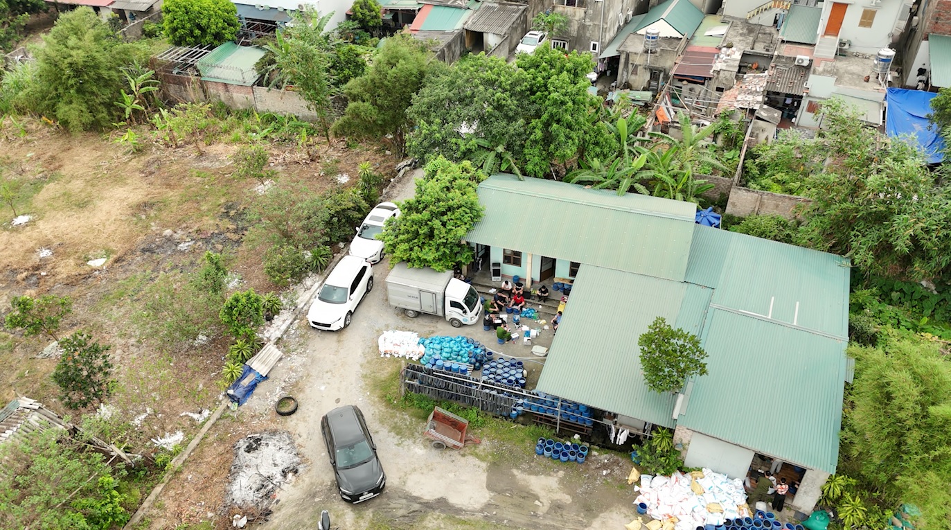 Cận cảnh xưởng sản xuất gi&aacute; đỗ chứa hormone cấm ở Quảng Ninh g&acirc;y lo ngại sức khỏe - Ảnh 1.