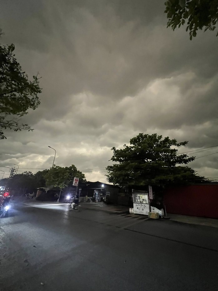 Cơ quan kh&iacute; tượng n&oacute;i g&igrave; về bầu trời tối sầm s&aacute;ng nay 17-4 ở H&agrave; Nội? - Ảnh 2.