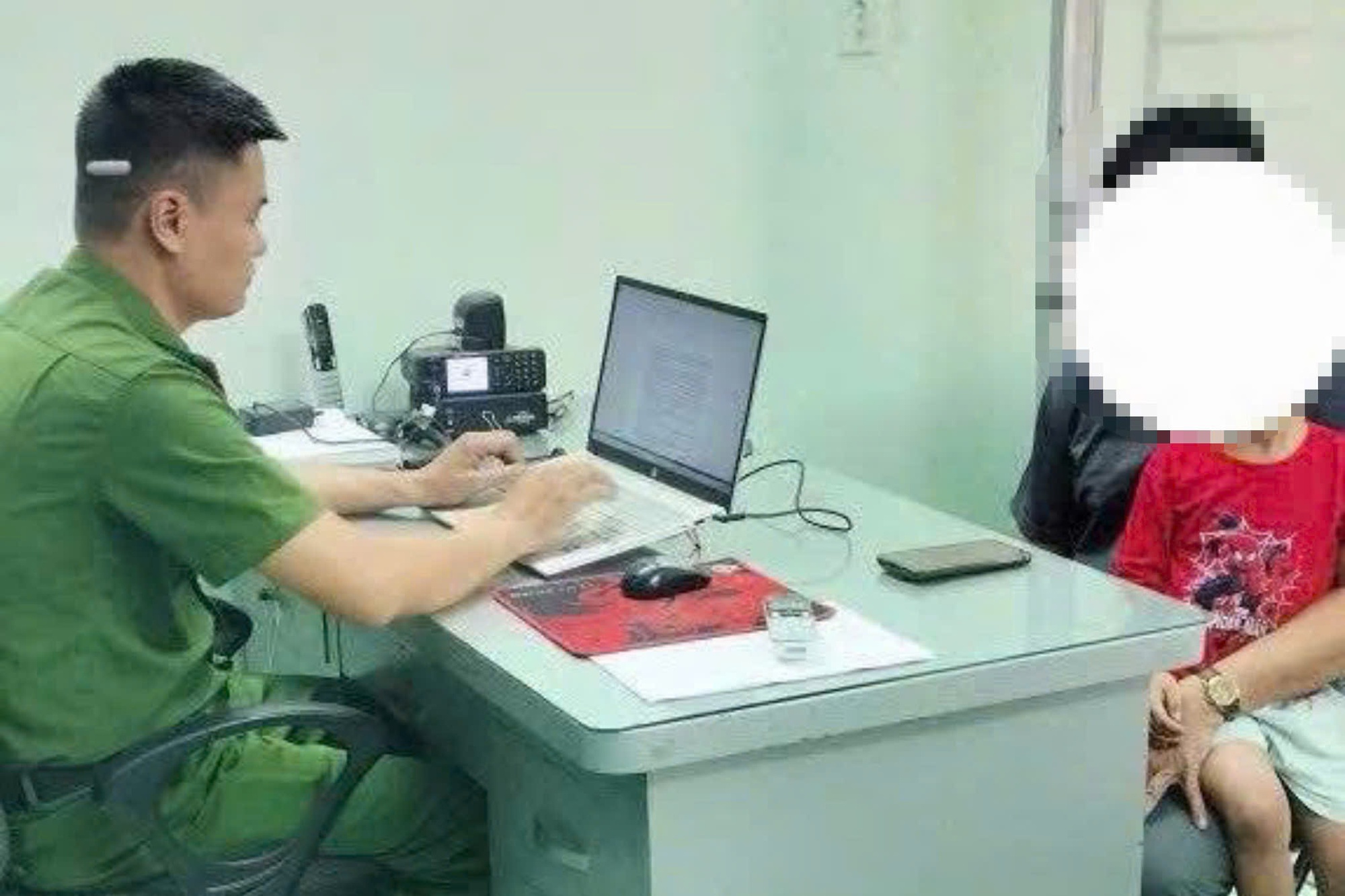 Cha đ&aacute;nh con ở TPHCM: Sự thật sau clip g&acirc;y sốc về bạo lực gia đ&igrave;nh - Ảnh 1.