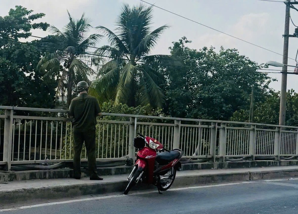 T&agrave;i xế xe &ocirc;m nghi nhảy cầu tự tử ở tp . Hcm: Biểu hiện bất thường trước khi mất t&iacute;ch - Ảnh 1.