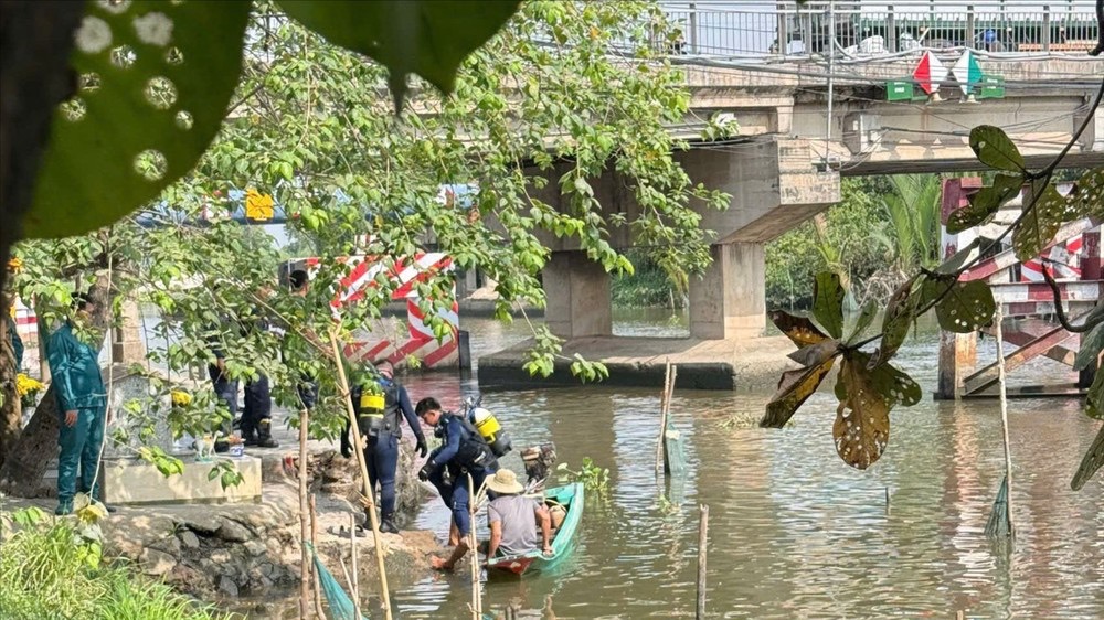 T&agrave;i xế xe &ocirc;m nghi nhảy cầu tự tử ở tp . Hcm: Biểu hiện bất thường trước khi mất t&iacute;ch - Ảnh 2.